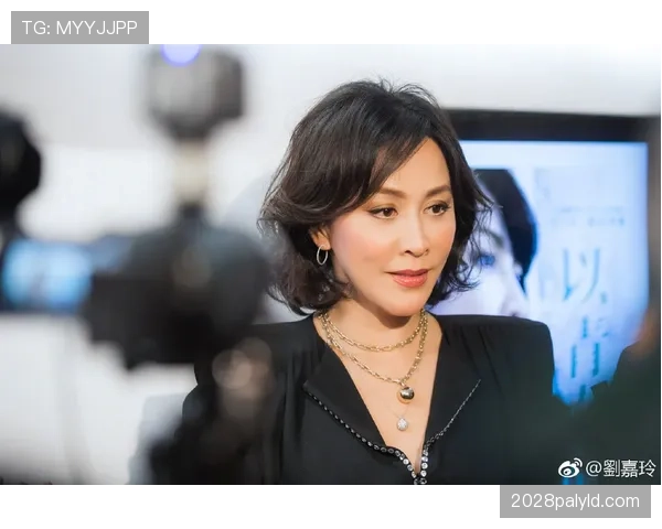 刚在电梯碰到蒋林静，手提名牌袋比我一个月工资还贵，表情却像去菜市场，尴尬笑出声