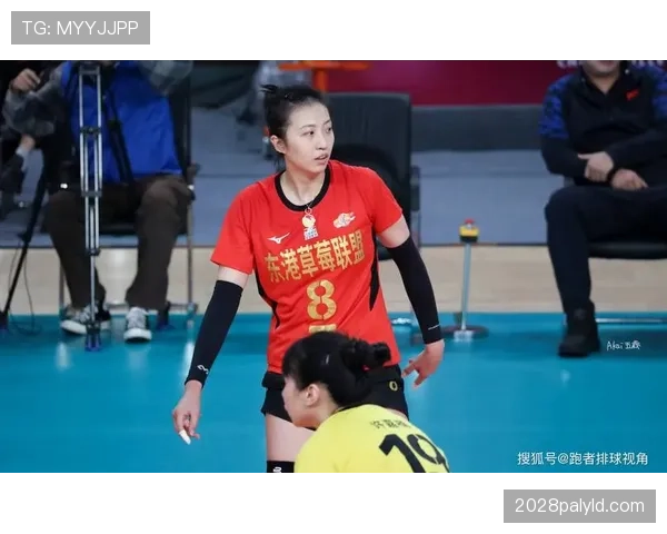 丁霞训练完直接拎爱马仕去接娃，这妈当的也太飒了