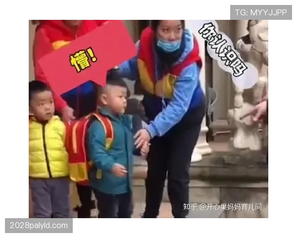 崔家溪训练完直接去接娃，球鞋还没换