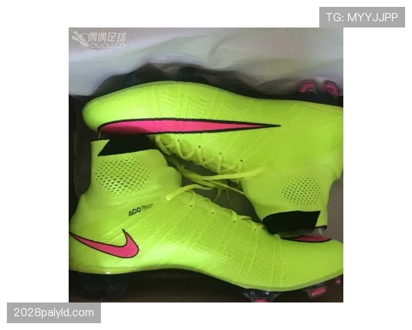 威少又穿荧光绿拖鞋去训练馆了，这穿搭是真不怕瞎眼啊？